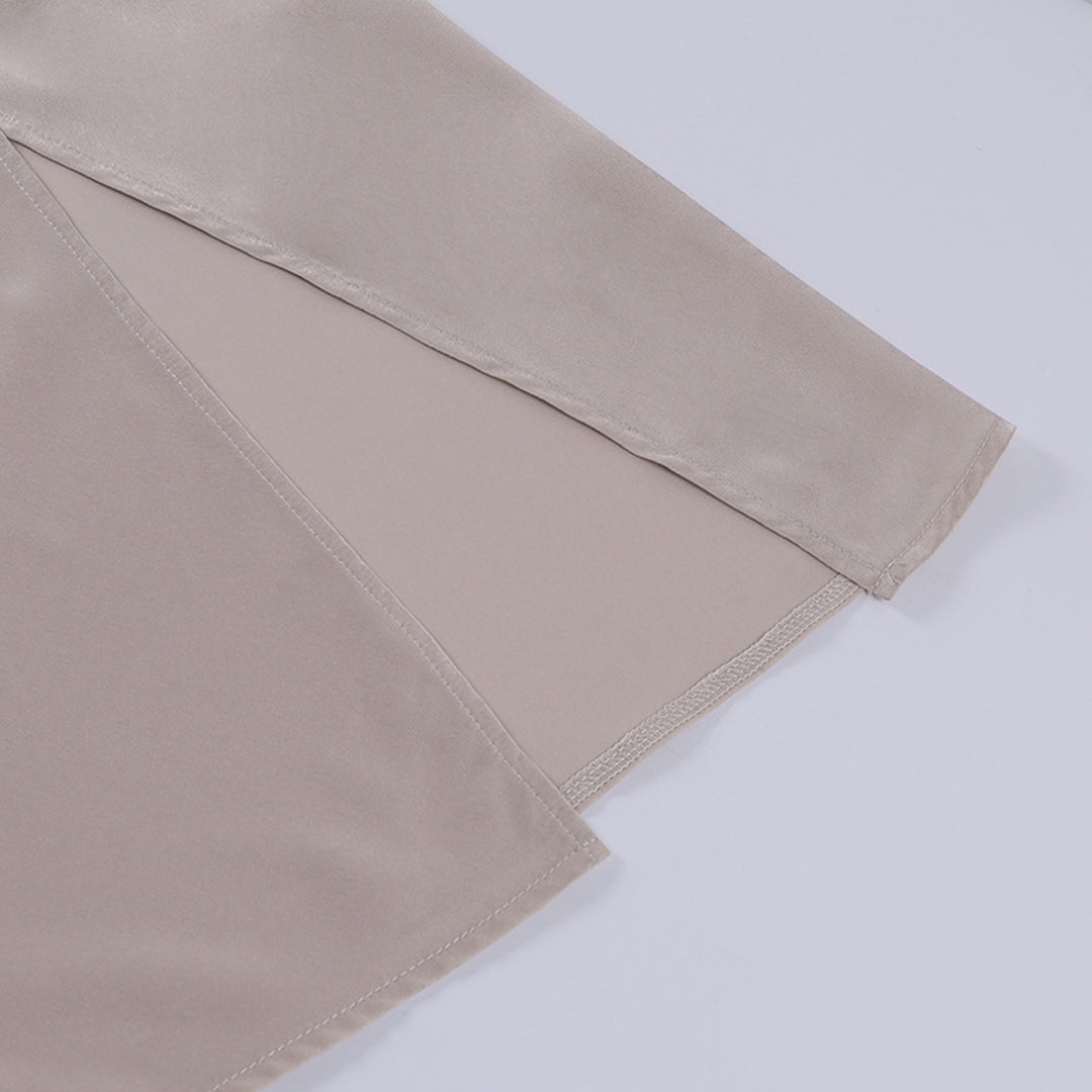 Vue rapprochée de la jupe longue beige de la robe de soirée maxi pour femme