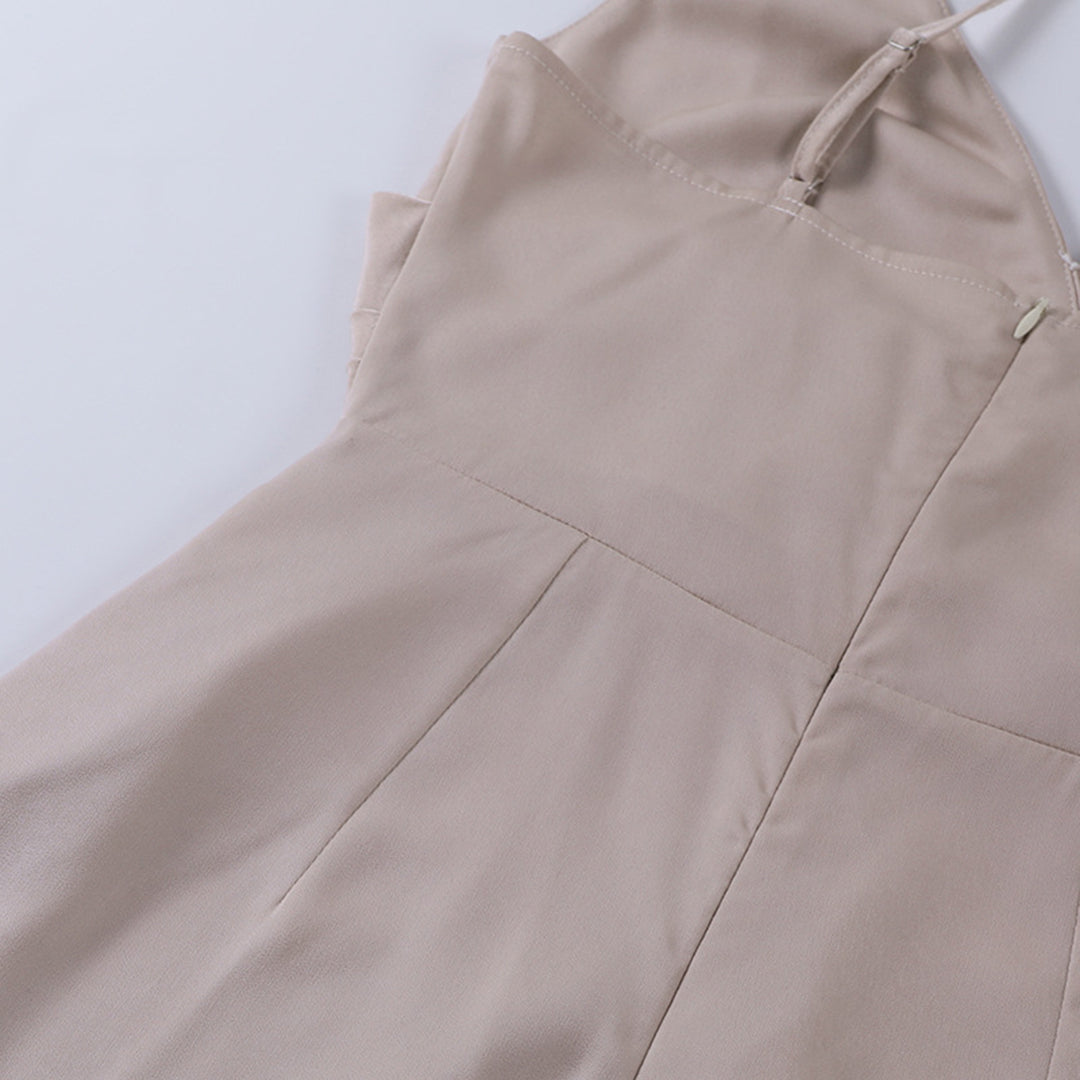 Vue arrière de la robe de soirée maxi beige pour femme mettant en valeur la coupe fluide et la silhouette élégante