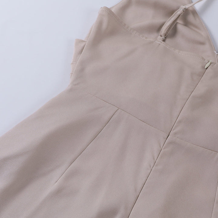 Vue arrière de la robe de soirée maxi beige pour femme mettant en valeur la coupe fluide et la silhouette élégante