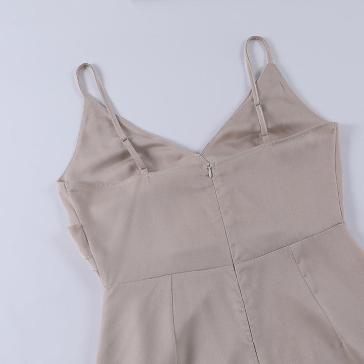 Vue de face de la robe de soirée maxi beige pour femme mettant en valeur le décolleté croisé
