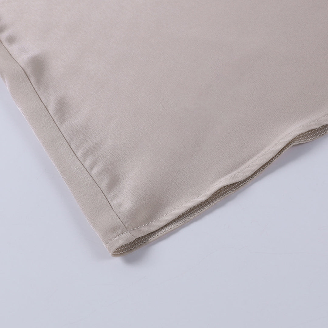 Détail du tissu beige doux de la robe de soirée maxi pour femme avec finition lisse
