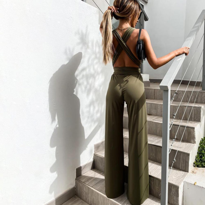 Vue latérale d’une combinaison verte pour femme avec coupe fluide, pantalon large et silhouette raffinée