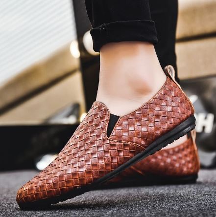 Chaussures en cuir marron pour homme avec texture tressée, bout pointu et style élégant habillé