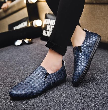 Chaussures en cuir bleu pour homme avec motif tressé, semelle noire et coupe élégante