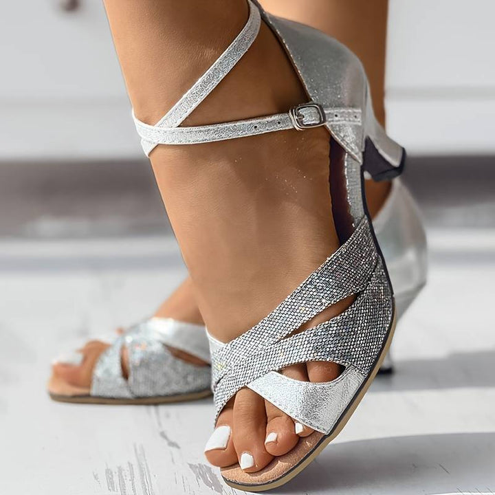 Sandales argent à paillettes avec brides croisées autour de la cheville et talon confortable pour soirée