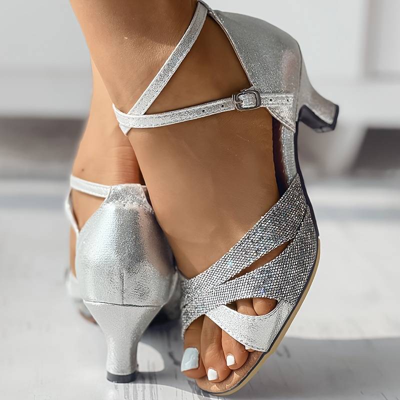Vue rapprochée de sandales argent scintillantes avec bout ouvert et design élégant pour cérémonie