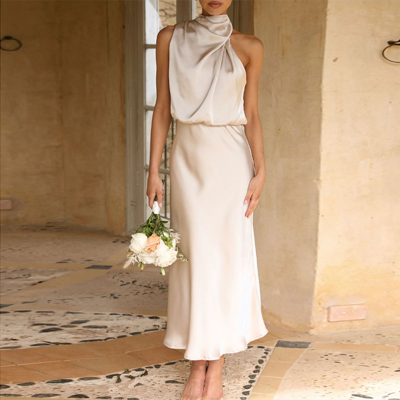 Siinama | Robe en satin avec une bandoulière