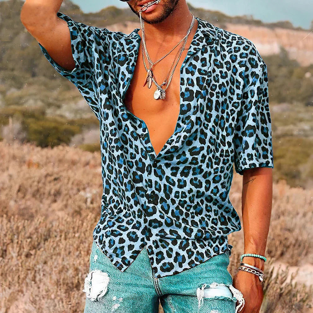 Chemise homme bleue à manches courtes avec motif léopard, col ouvert et style estival décontracté portée en extérieur