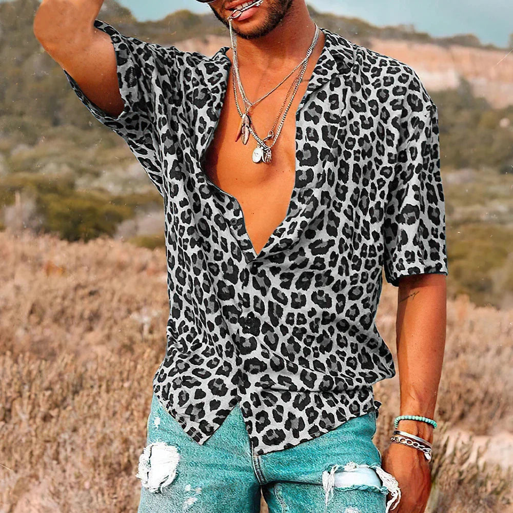 Chemise homme noire à manches courtes avec imprimé léopard contrasté et coupe légère pour l’été
