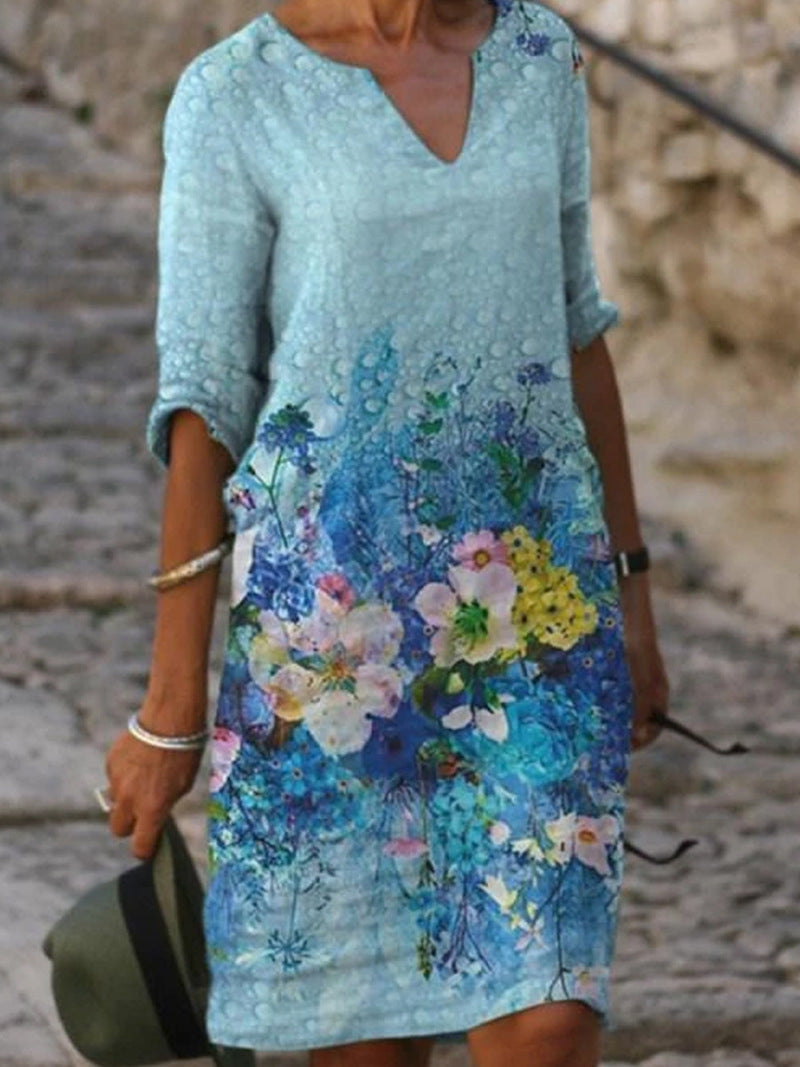 Robe élégante bleu clair pour femme avec imprimé floral multicolore, encolure en V et silhouette féminine