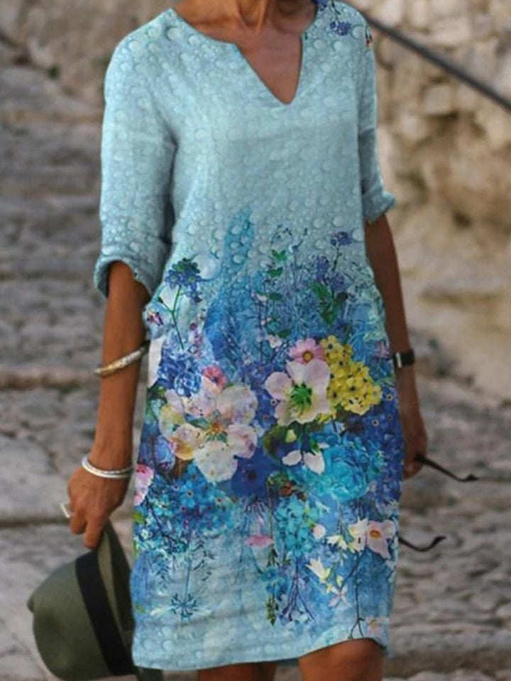 Robe élégante bleu clair pour femme avec imprimé floral multicolore, encolure en V et silhouette féminine