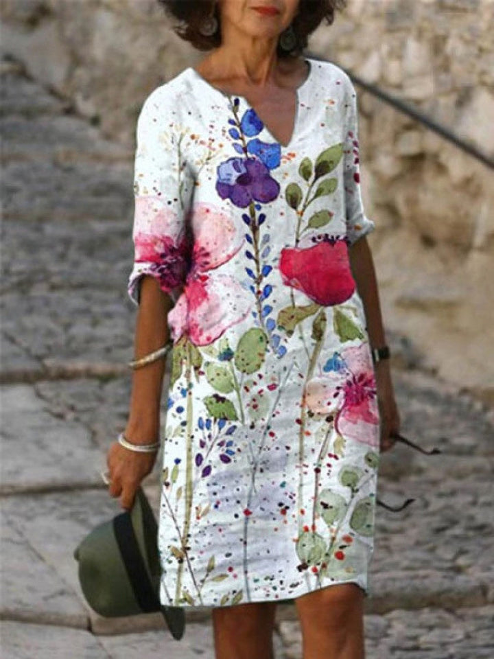 Robe élégante blanche pour femme avec imprimé floral rose et violet, manches trois-quarts et coupe droite