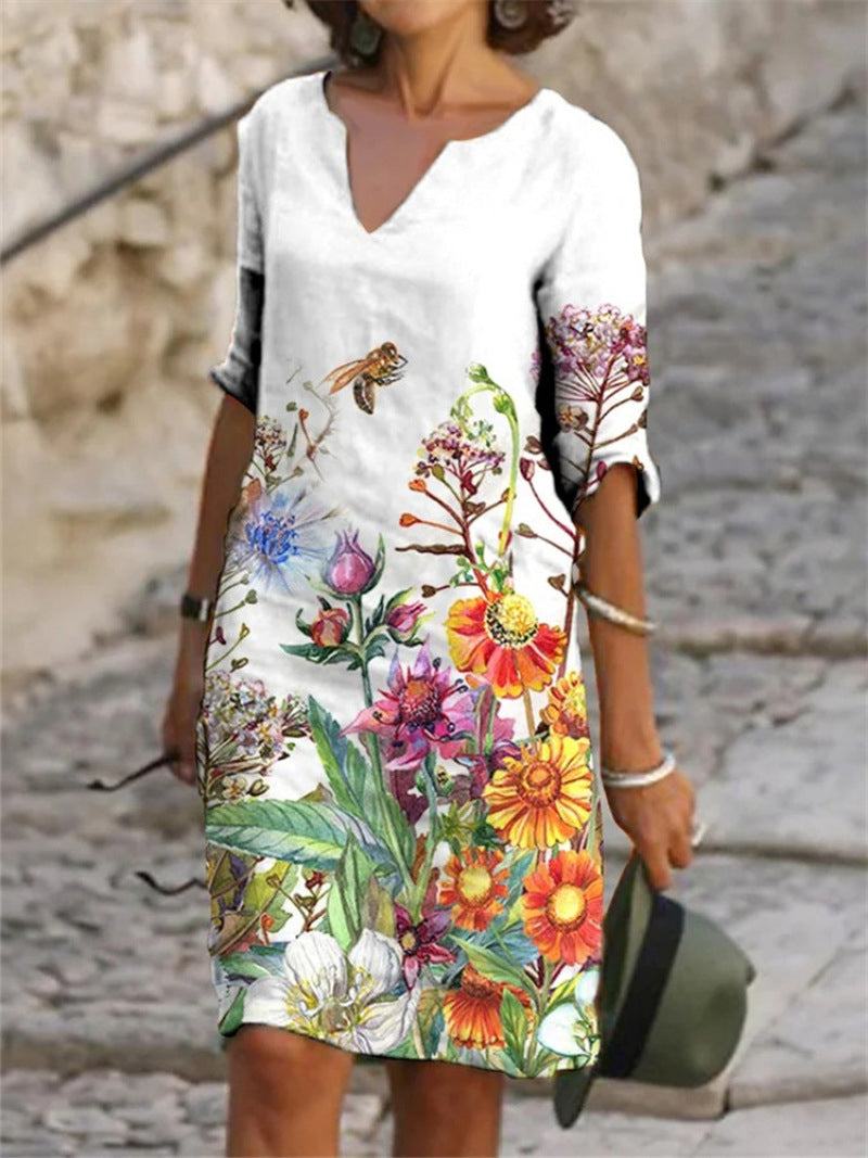 Robe élégante blanche pour femme avec imprimé floral multicolore, coupe fluide et style estival raffiné