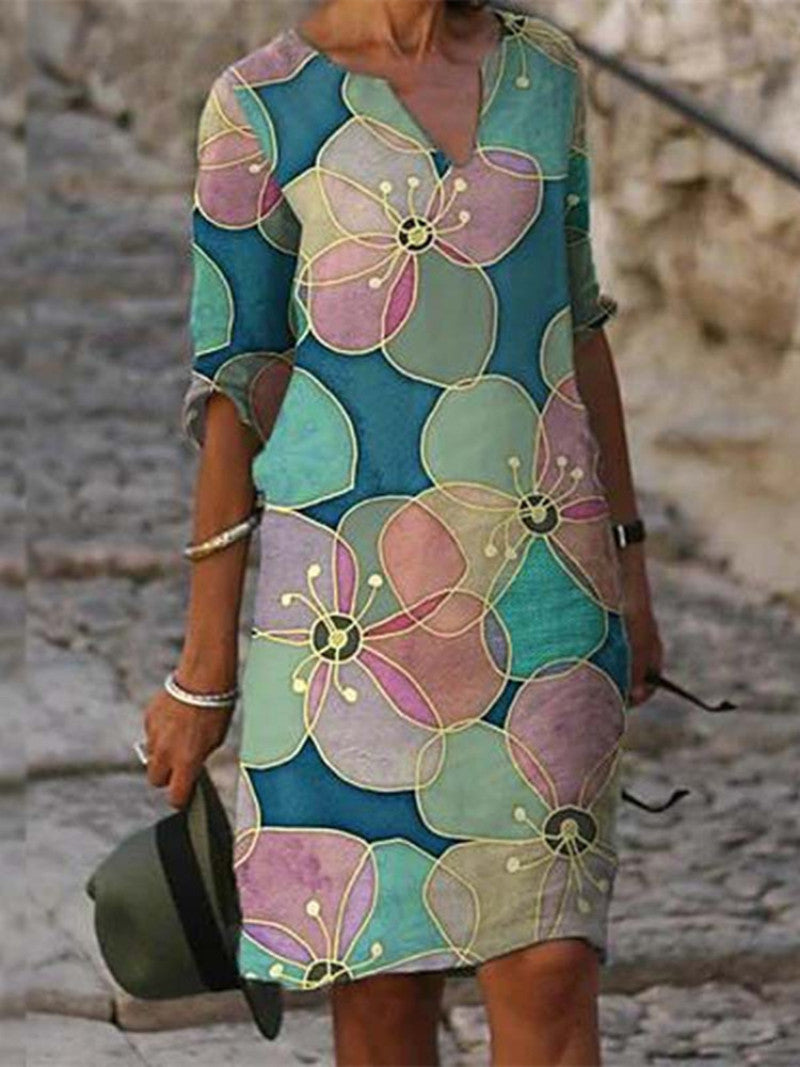 Robe élégante verte pour femme avec grand imprimé floral pastel, encolure en V et style moderne