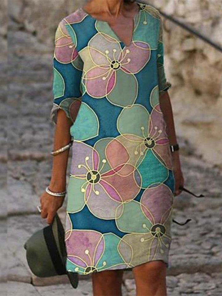 Robe élégante verte pour femme avec grand imprimé floral pastel, encolure en V et style moderne
