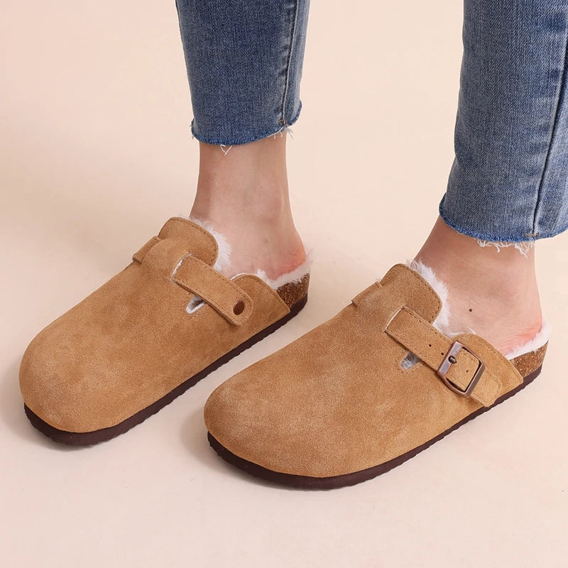 Seinara mules douillettes élégantes pour femmes en brun, portées avec un jean, vue de dessus