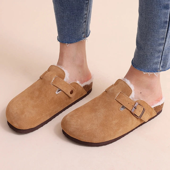 Seinara mules douillettes élégantes pour femmes en brun, portées avec un jean, vue de dessus