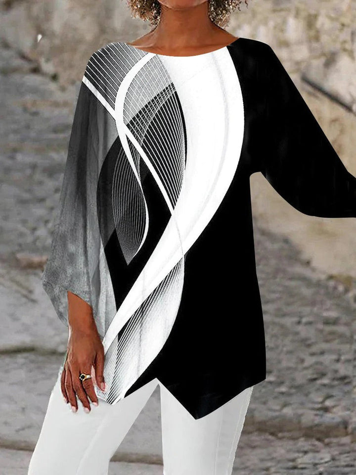 Vue de côté d’une tunique géométrique noir et blanc pour femme avec manches longues, motif graphique contemporain et silhouette raffinée