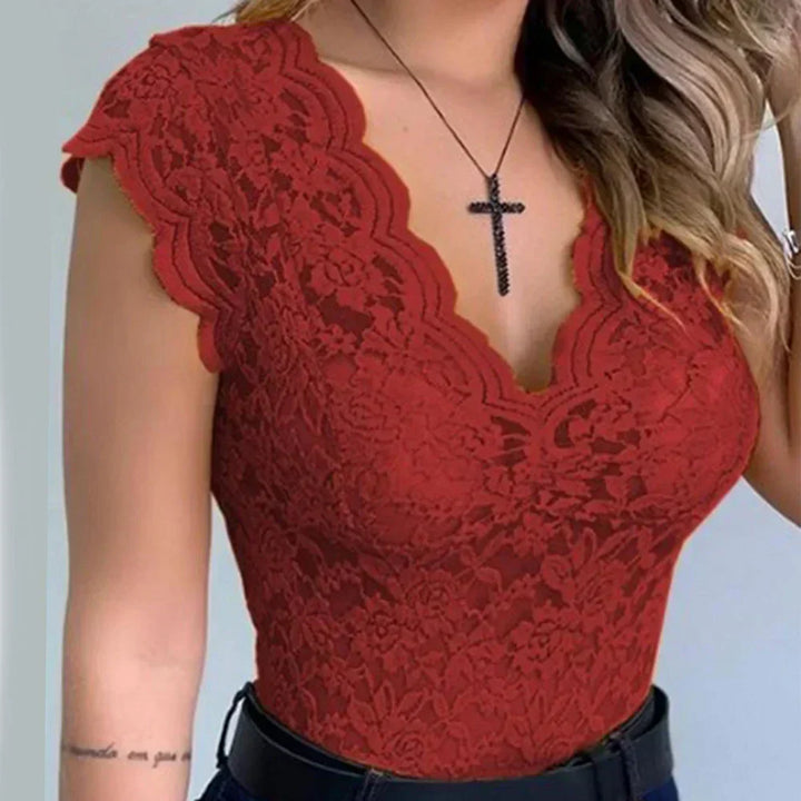 Blouse rouge sans manches pour femme avec détails en dentelle, coupe près du corps et allure élégante