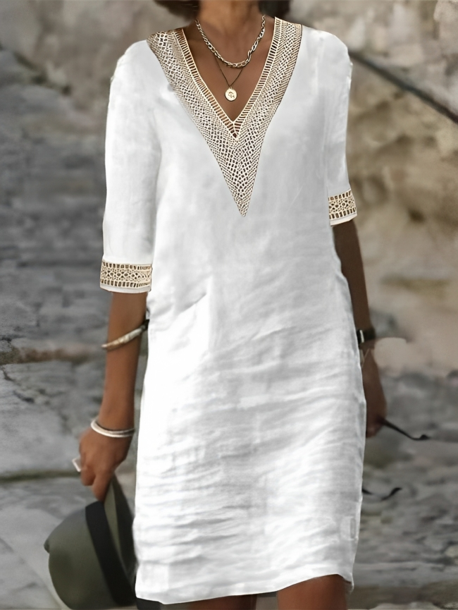 Robe d’été blanc pour femme avec col en V orné de détails en crochet, manches courtes et coupe fluide élégante