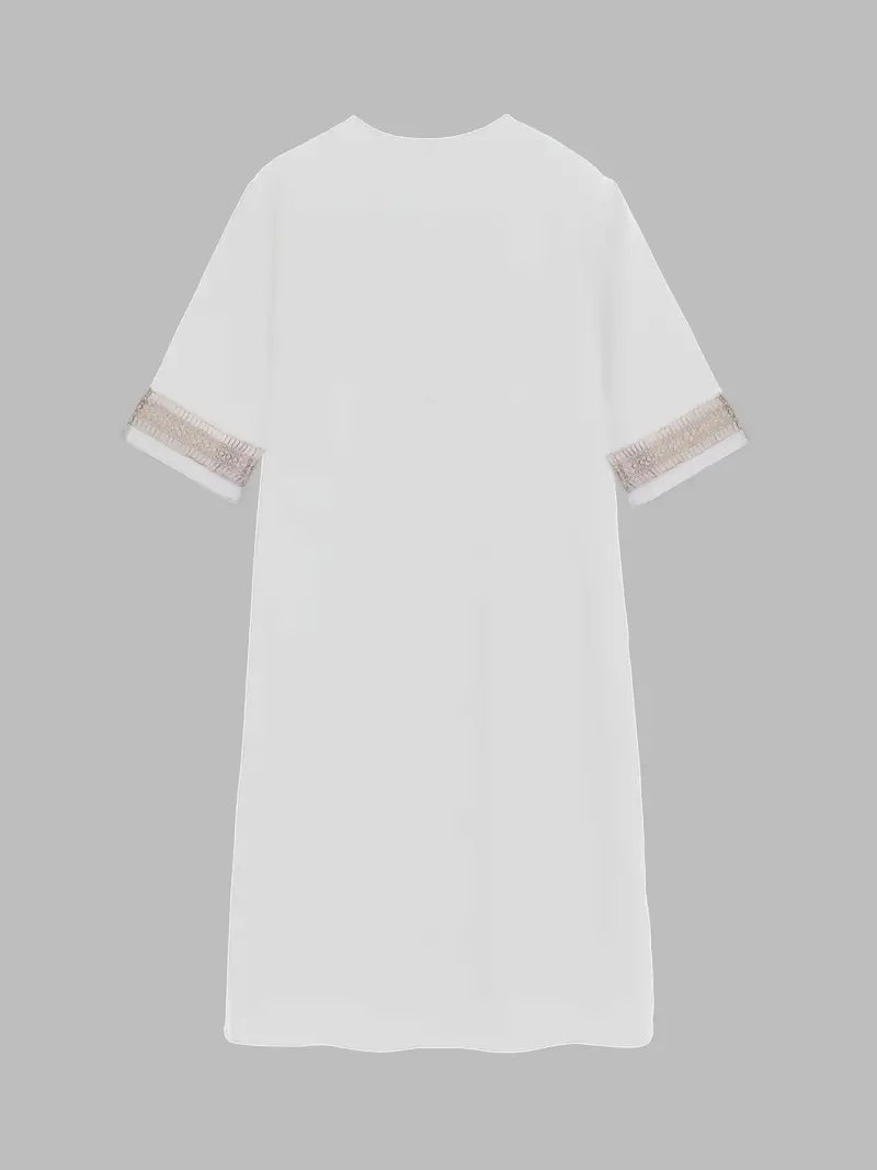 Robe blanche pour femme avec col en V, finitions en crochet et style estival léger