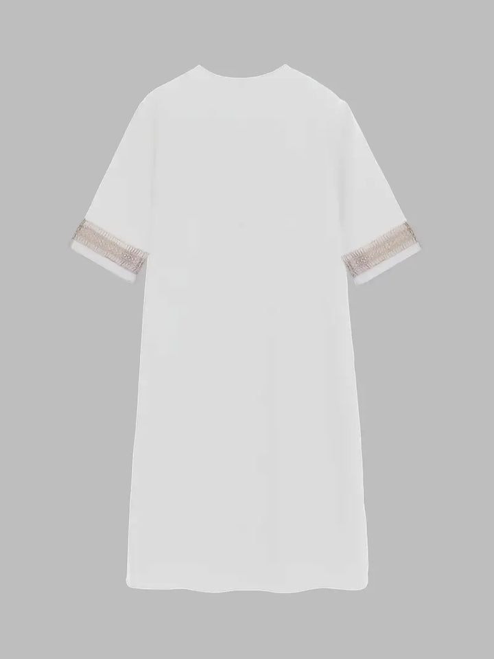 Robe blanche pour femme avec col en V, finitions en crochet et style estival léger