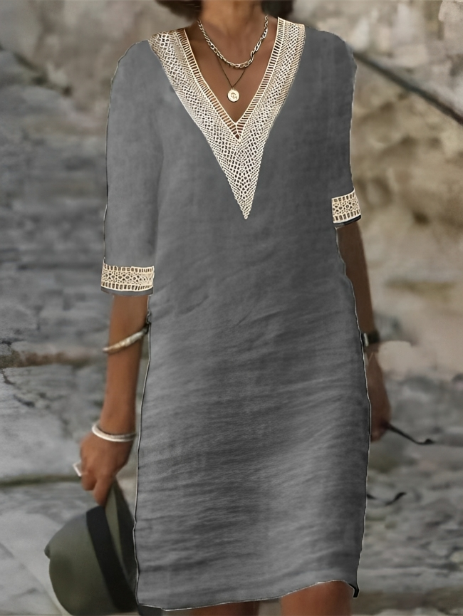 Robe gris pour femme avec détails en crochet au col, manches courtes et silhouette élégante au quotidien