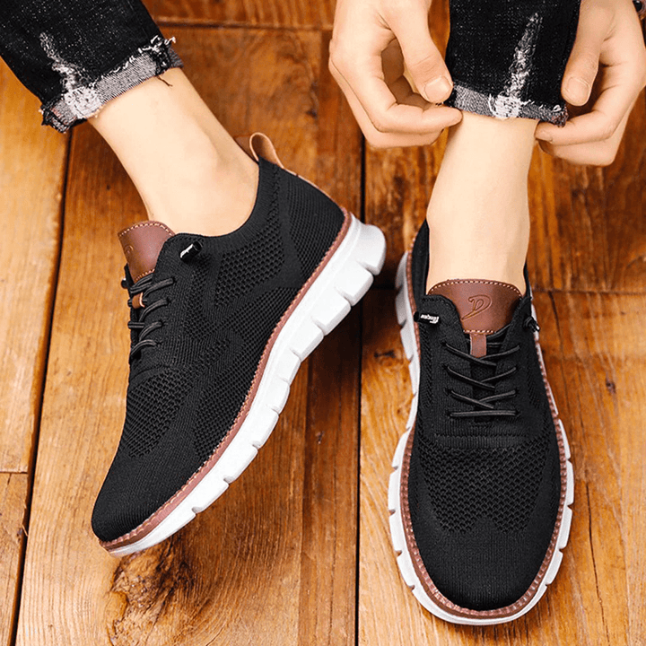 Vue de dessus de baskets noir portées avec jean, design léger et respirant
