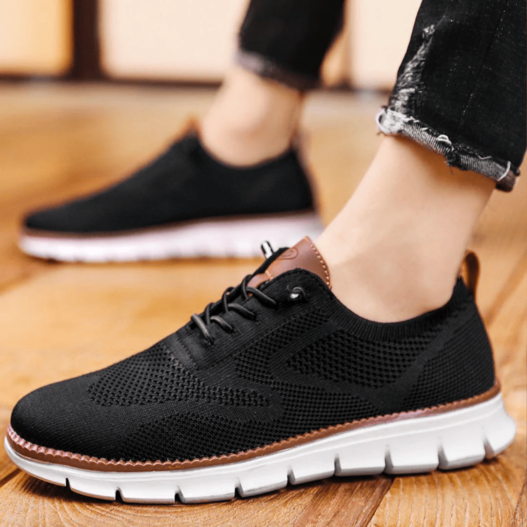 Baskets noir portées en extérieur, semelle souple blanche et style décontracté pour homme