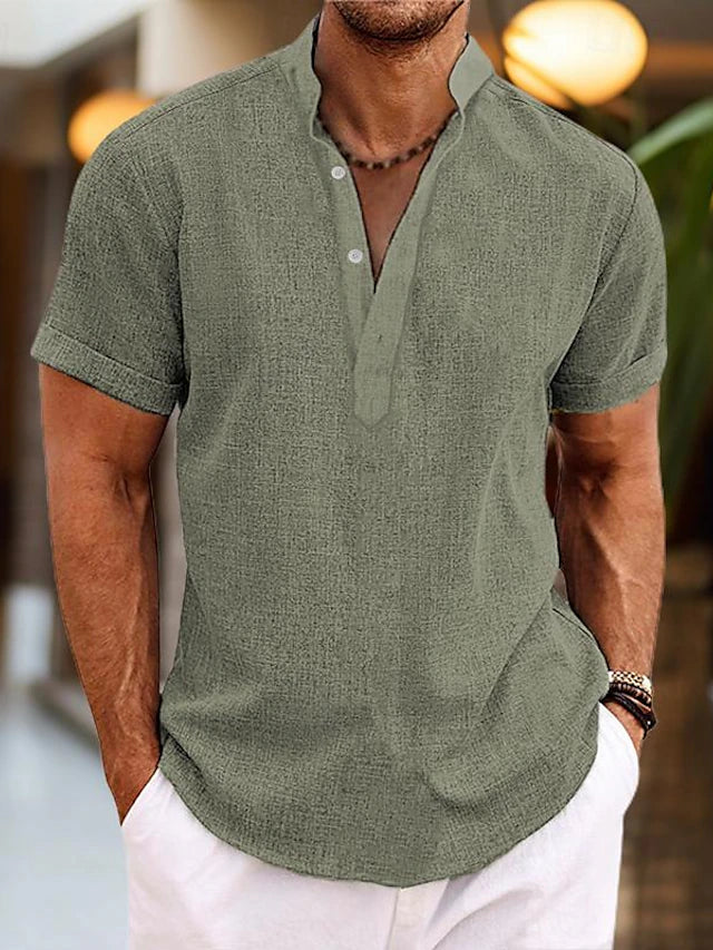 Chemise Henley vert pour homme avec col ouvert, manches courtes et style casual moderne
