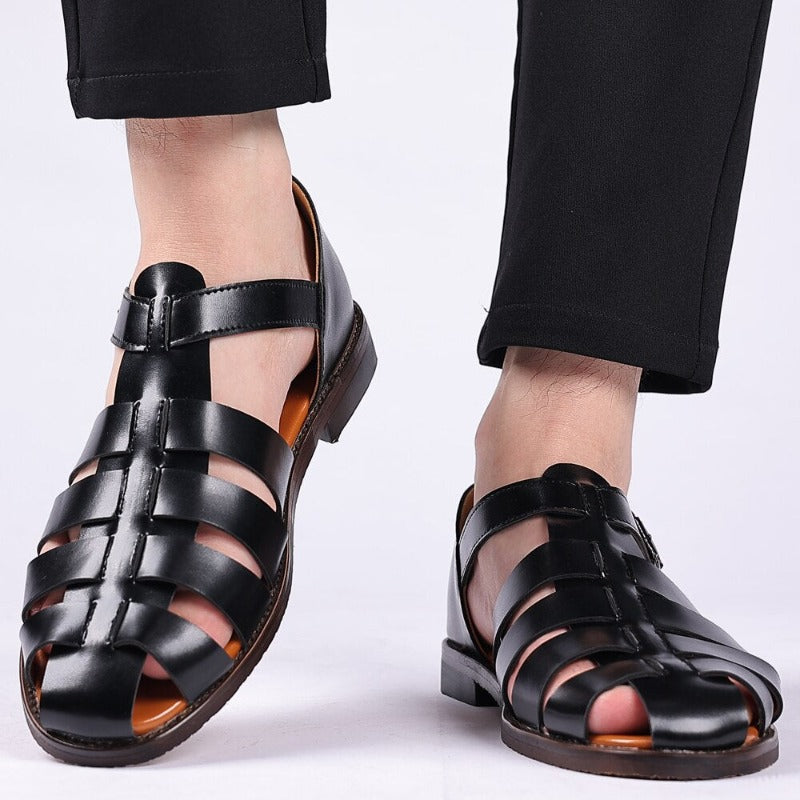 Sandales casual noir pour homme avec brides croisées en cuir, bout ouvert et design confortable pour l’été