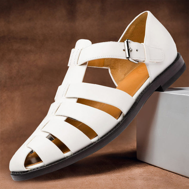 Sandales homme blanc avec brides ajourées, semelle souple et style estival décontracté