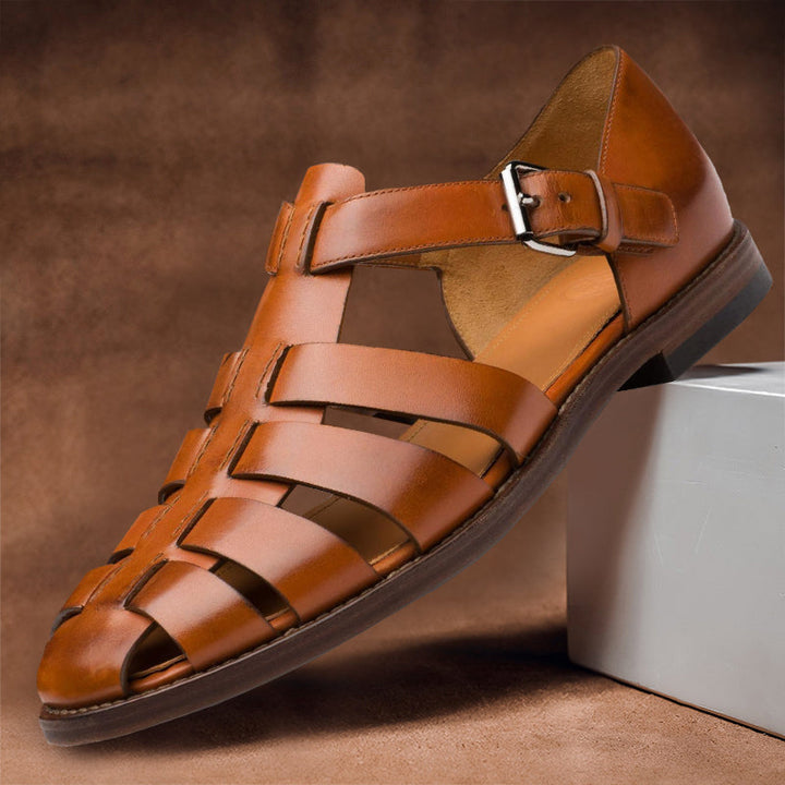 Sandales casual marron pour homme avec multiples brides, semelle confortable et look intemporel