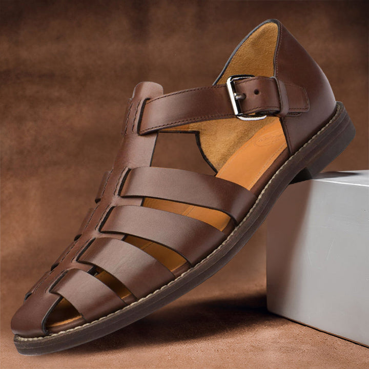 Sandales marron foncé pour homme avec finition élégante, brides larges et maintien optimal du pied
