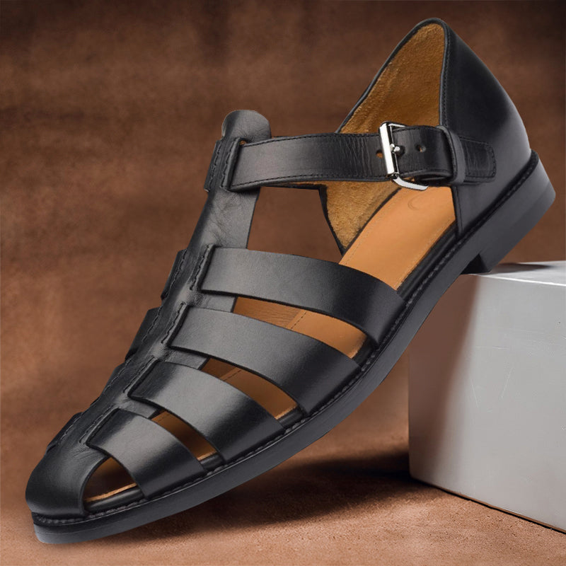 Vue rapprochée de sandales noir pour homme avec brides en cuir, semelle confortable et design respirant