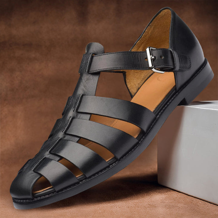 Vue rapprochée de sandales noir pour homme avec brides en cuir, semelle confortable et design respirant