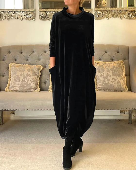 Robe maxi noire en velours, manches longues et tombé fluide, vue plein pied de face, look chic pour soirée
