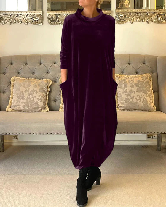 Robe longue prune/violette en velours, style minimaliste, vue de face en intérieur, robe élégante femme pour hiver