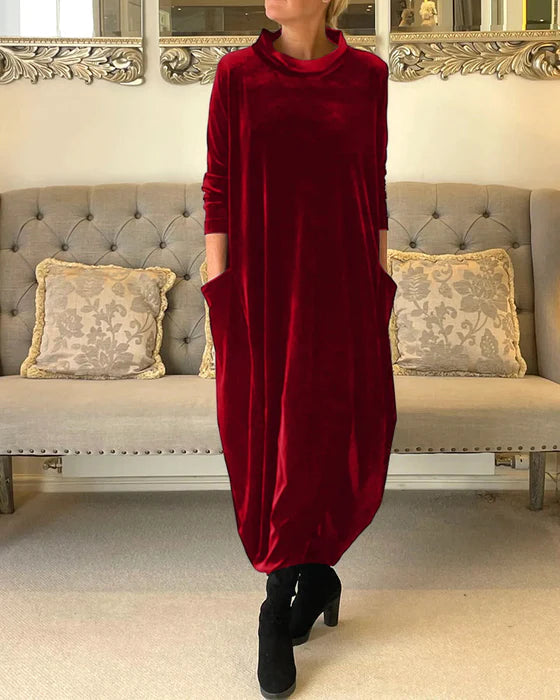 Robe longue rouge bordeaux en velours, manches longues, vue de face en intérieur, robe de soirée élégante femme