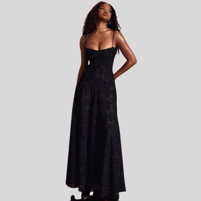 Veelleara | Maxi robe près du cou en dentelle avec encolure carrée