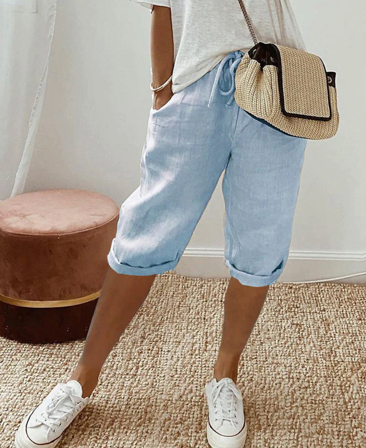 Short en lin bleu pour homme avec coupe légère, longueur au genou et look décontracté moderne