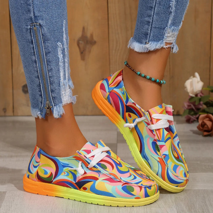 Baskets jaune multicolores pour femme vues de côté, avec motifs abstraits colorés et lacets assortis