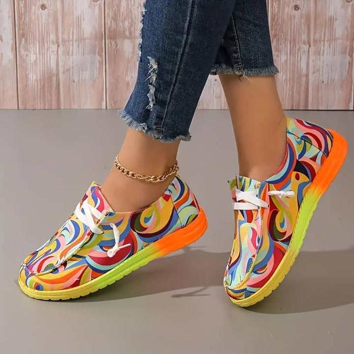 Baskets colorées jaune pour femme portées avec un jean décontracté, imprimé vif inspiré de l’art moderne