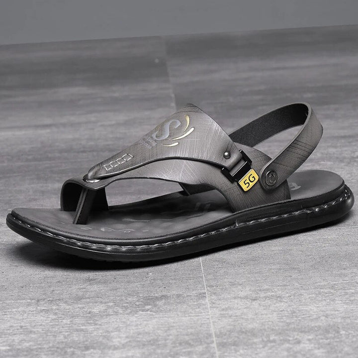 Vue latérale de sandales orthopédiques noir avec semelle ergonomique, bout ouvert et style décontracté