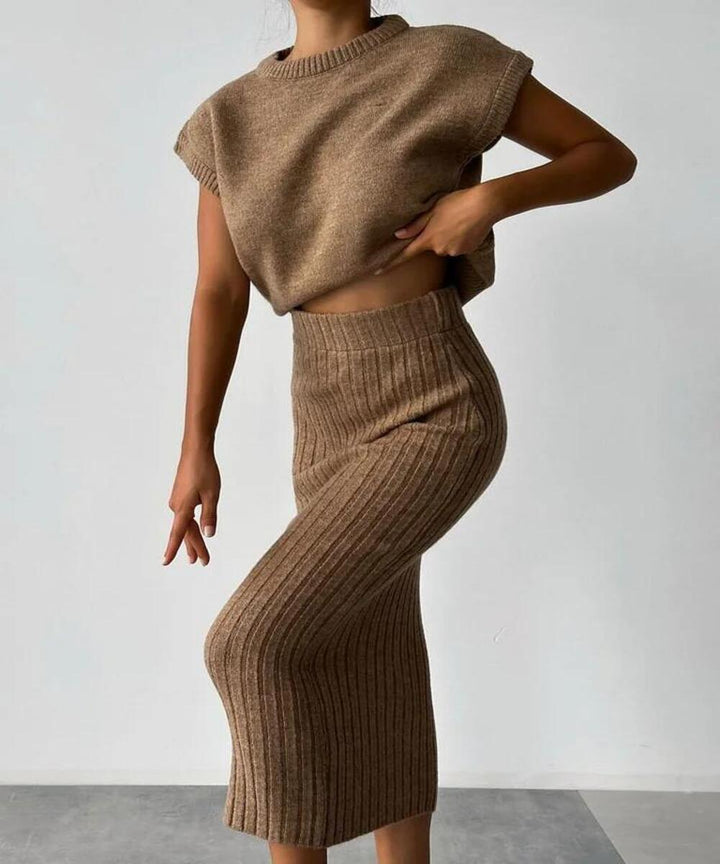 Alinexa | Ensemble deux pièces composé d'un cardigan sans manches et d'une jupe tricotée