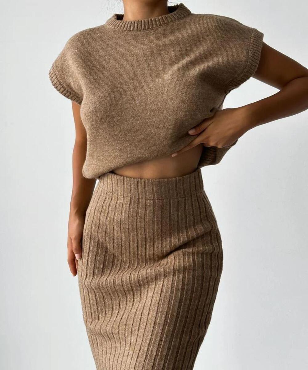 Alinexa | Ensemble deux pièces composé d'un cardigan sans manches et d'une jupe tricotée