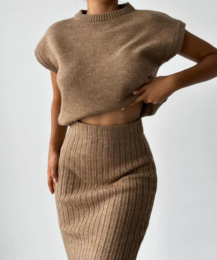 Alinexa | Ensemble deux pièces composé d'un cardigan sans manches et d'une jupe tricotée
