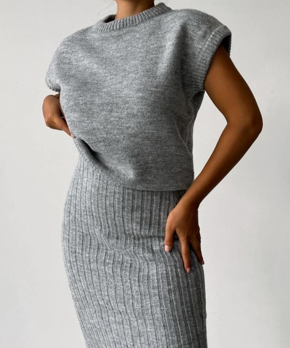 Alinexa | Ensemble deux pièces composé d'un cardigan sans manches et d'une jupe tricotée