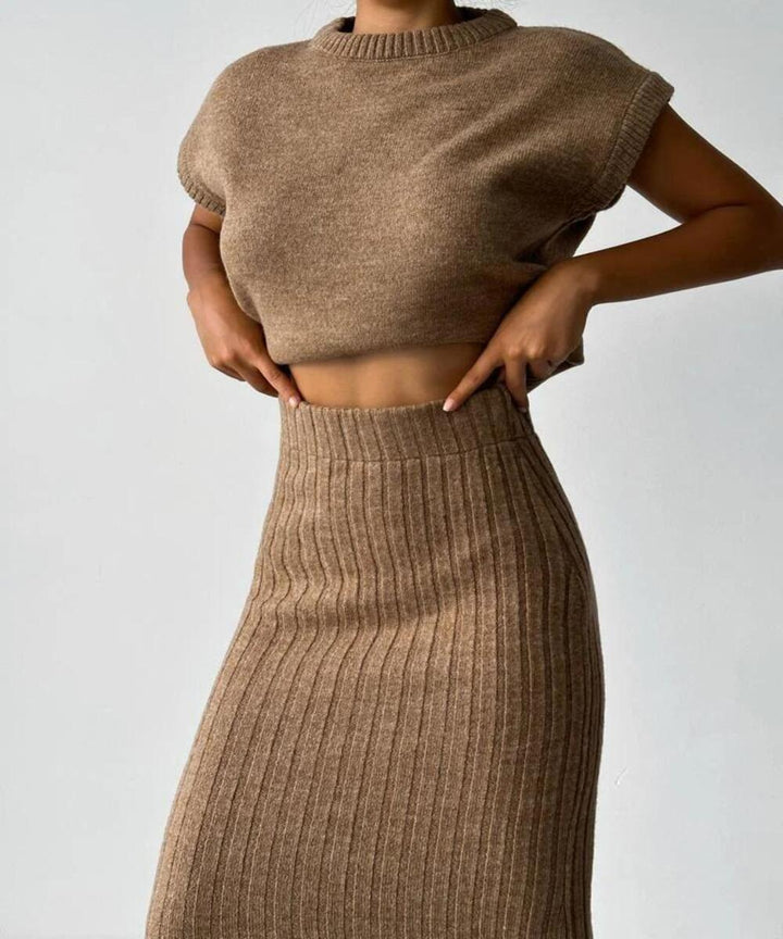 Alinexa | Ensemble deux pièces composé d'un cardigan sans manches et d'une jupe tricotée