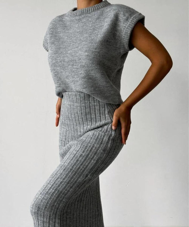Alinexa | Ensemble deux pièces composé d'un cardigan sans manches et d'une jupe tricotée